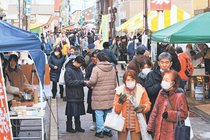 年の瀬、活気あふれ　福野で「歳の大市」