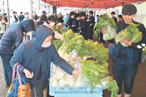 自慢の野菜・加工品どうぞ　氷見高生が即売会、割安品に行列