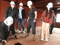 豪州の学生が古材レスキュー　高岡の被災家屋で富山大生らと協力