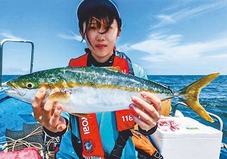 釣果はいけん<br />ヒラマサ体長６０センチ　長谷川楓さん（２２）富山市