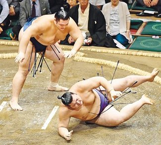 朝乃山、好敵手に粘り勝ち　「強い気持ちで次へ」