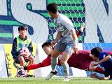 富山－鳥取　後半、相手のシュートを止める富山のＧＫ田川
