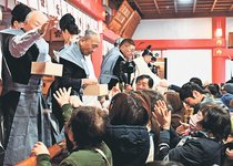 年男ら１０人「福は内」　富山・日枝神社、鳴弦の儀で邪気払う