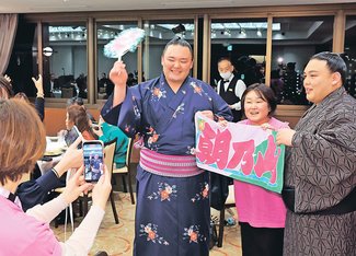 「朝乃山 頑張って」　富山で高砂部屋激励会、ファン声援