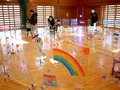 夢と色いっぱい、アクリル板に未来の街描く　滑川市児童館、コロナ禍の間仕切り活用