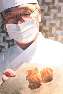 富山・引網香月堂、台湾茶会へ新作和菓子　西中さん（元富山ガラス造形研助手）個展で