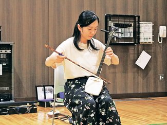 つなぐ伝統のともしび（上）<br />胡弓に“共鳴”継承へ　高岡市出身 安藤貴子さん(東町）、最年少 期待一身に