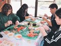 ゆでたてベニズワイガニおいしい　県砺波青少年自然の家で食べ放題始まる