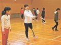 パラバドミントン再挑戦の河合選手（富山出身）「人生に目標を」　射水・下村小で講演