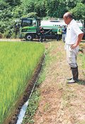 渇水の田んぼに給水車　砺波・栴檀山地区、市が初の派遣
