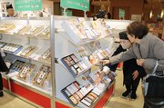 お歳暮商品を品定めする来店客（右）＝富山大和