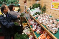 野菜や正月飾り並ぶ　小矢部、きたかんだの郷で大歳の市