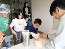 凍ったバナナでくぎトン トン　県環境科学センター（射水）