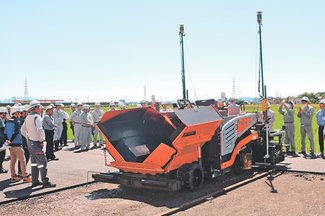 フロントライン富山けいざい（１０２）<br />建設業のＩＣＴ化／最新建機、若手も熟練技