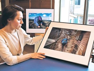 輪島の８０代女性撮り３年　高岡在住のロシア出身カメラマン、「たくましい姿伝える」