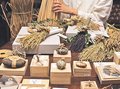 イメージ一新、スゲ製品　小矢部の大藏さんがブランド化、飾り石・しめ縄飾り販売