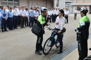 自転車の違反取り締まりを実演する京都府警の「自転車取締小隊」のメンバーら