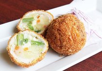 秋鮭（あきざけ）とチーズのコロッケ