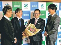 高岡のチューリップ切り花、出荷３００万本過去最高に　市生産部会、市長に報告