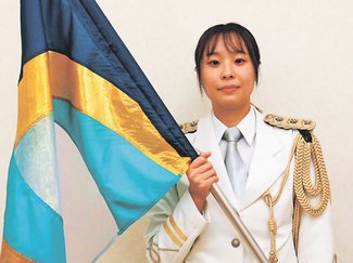 カラフル<br />県警音楽隊員・魚可奈さん