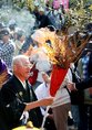 「家内安全」や「無病息災」を願った護摩祈祷のため、火がともされたたいまつ＝千手寺