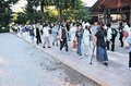 本丸広場と結ぶ参道完成　高岡・射水神社、２５０人が渡り初め