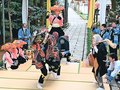 獅子あやし、緊張と満足　富山・熊野神社で春祭り