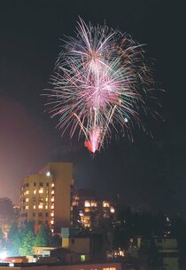 大輪 温泉街照らす　宇奈月温泉冬物語 雪上花火
