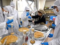 プロの講師招きコラボクレープに挑戦　中央農業高で特別授業