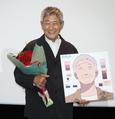 サプライズで似顔絵をプレゼントされ、満面の笑みを浮かべる小林薫=4日、東京都新宿区