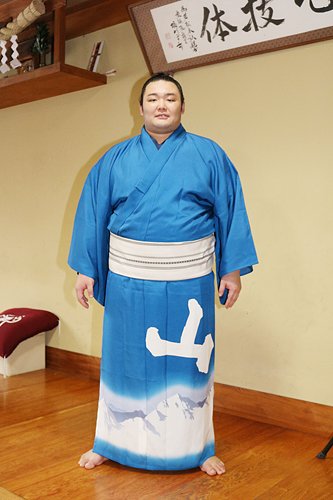 朝乃山に「染め抜き」贈呈 本社、新入幕祝い｜北日本新聞webunプラス