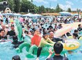 暑い！プール大盛況　射水・太閤山ランド