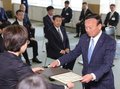 県都発展へ意欲新た　富山市長選当選の藤井氏と新市議３８人に当選証書
