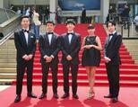 カンヌ国際映画祭で撮影に応じる佐藤良成(左端)、奥山大史監督(中央)ら=2024年5月、フランス・カンヌ(共同)