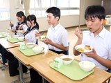 給食で庄川鮎を味わう生徒＝砺波市般若中学校
