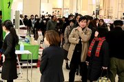 誘導され長蛇の列をつくる来店客