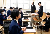 消費者問題に関心持って　雄峰高校で富大生が出前講座
