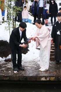 コイにお神酒飲ませ厄託す　砺波市庄川町金屋地区で伝統行事「厄払い鯉の放流」