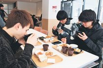 熱々豚汁で学生応援　富山大生協とＪＯＰＳ、１杯５０円で３０日まで提供