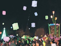 ランタンとイルミ共演　砺波チューリップ公園