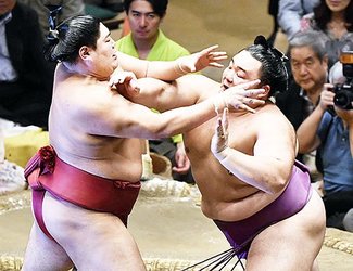 朝乃山、阿炎を寄り切り７勝目　秋場所９日目