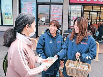 夜間の事故に気をつけて　アランマーレ選手ら、射水で年末の交通安全呼びかけ