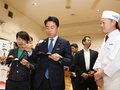 小泉農相、富山の冷凍すしに太鼓判　富山市の企業開発商品を試食
