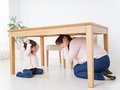 屋外退避と机の下、どちらが正しい？＜パパママのための地震対策－避難編＞<br />