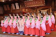 栂野宮司（中央）と認証を受けた福ひめ＝県護国神社