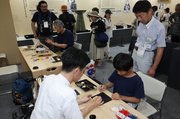 富山県の伝統工芸を体験する来場者