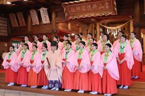 ３８人が福ひめに　県護国神社で認証式
