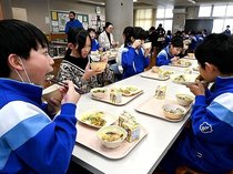 献立で過去と未来学ぶ　氷見・給食週間に統一献立