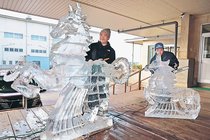 駆ける１年に　魚津で「午」の氷彫刻