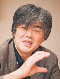 <知の融合 富山大統合20年>インタビュー(下)沖和宏芸術文化学部長<br />地域連携にアートの力 伝統工芸担う人づくり